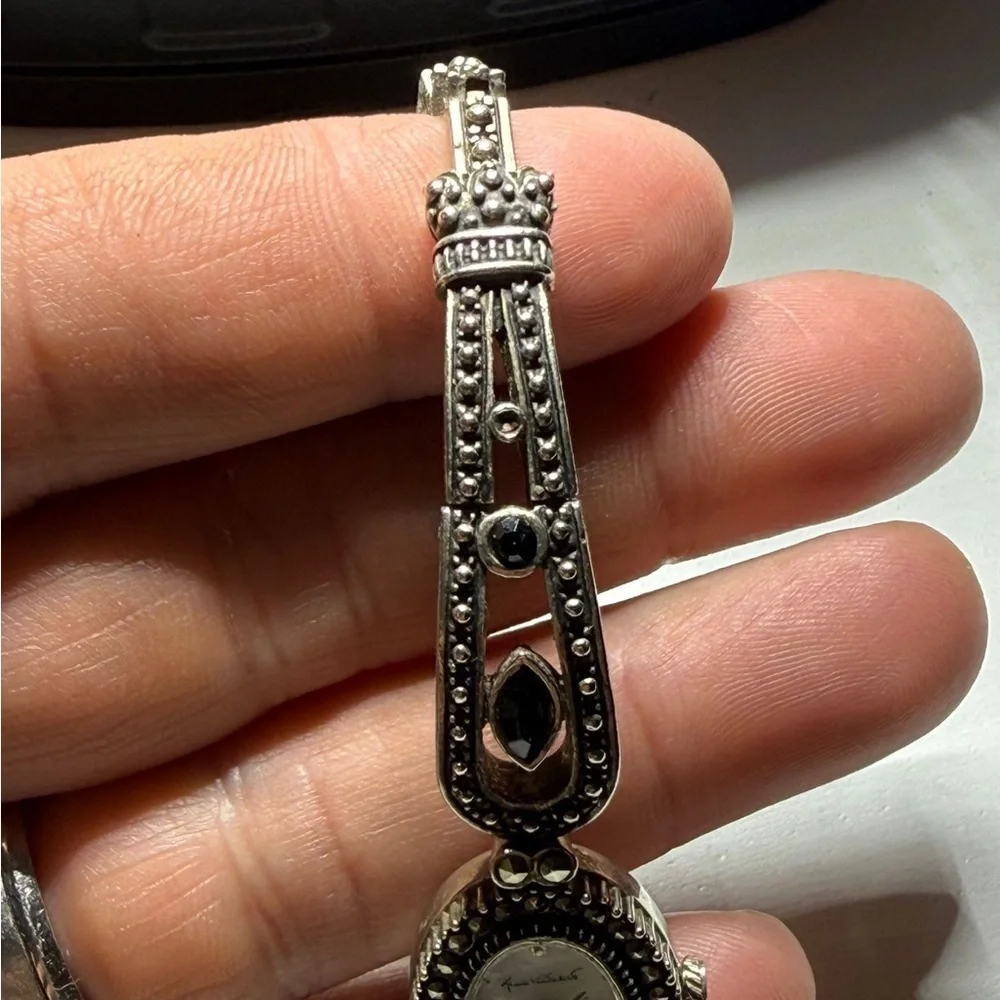 Vtg Gloria Vanderbilt Women V3580 Dress Silver Tone Oval Quartz 17mm Watch 7